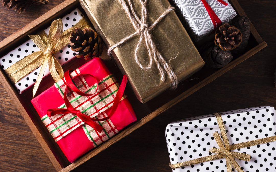 Custom box hampers membuat bingkisan lebih elegan, eksklusif, dan sesuai kebutuhan. Pilih desain, bahan, hingga finishing terbaik untuk acara spesial Anda.